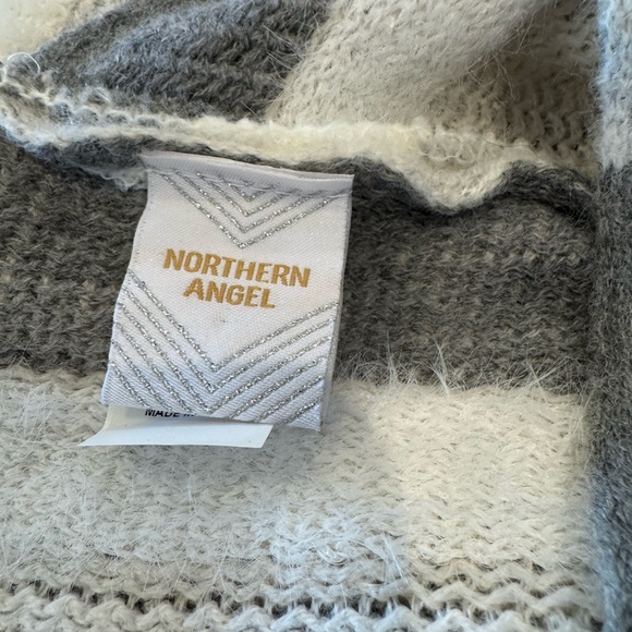 Elegant Gray and White Poncho - Picture 2 of 4